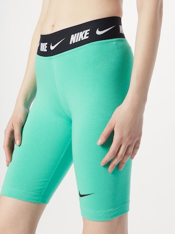 Nike Sportswear Skinny Shorts in Grün