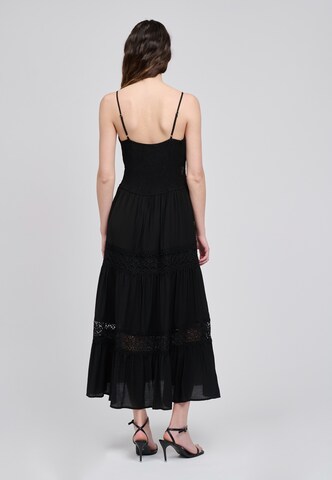 Influencer Рокля в черно