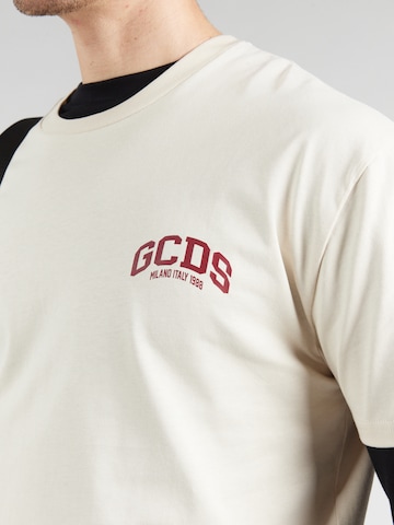 Tricou de la GCDS pe alb