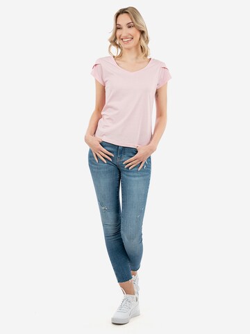 Suri Frey T-Shirt mit V-Ausschnitt ' SFY Freyday ' in Pink: Vorderseite