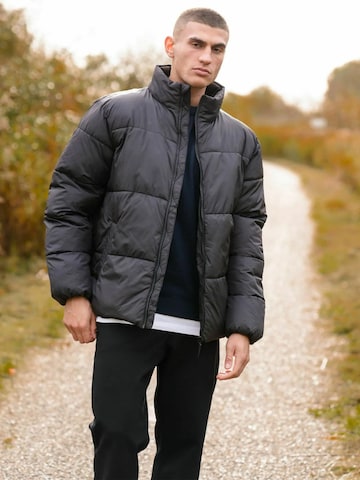Giacca di mezza stagione ' Puffer Jacket ' di TEESHOPPEN in nero