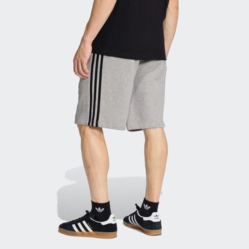 ADIDAS ORIGINALS Regular Shorts in Grau