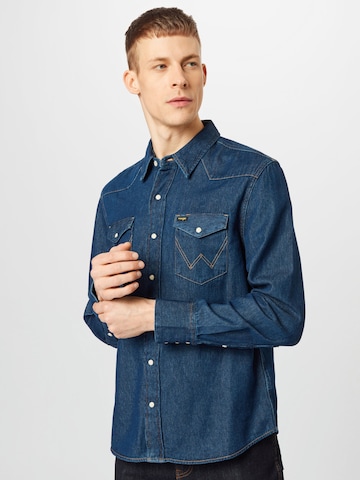 WRANGLER جينز مضبوط قميص بلون أزرق: الأمام