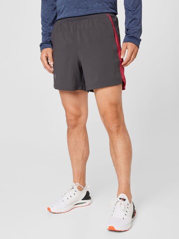 UNDER ARMOUR Regular Спортен панталон 'Launch' в сиво: отпред