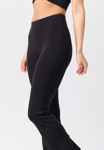 OCEANSAPART - Acampanado Leggings 'Gianna' en negro