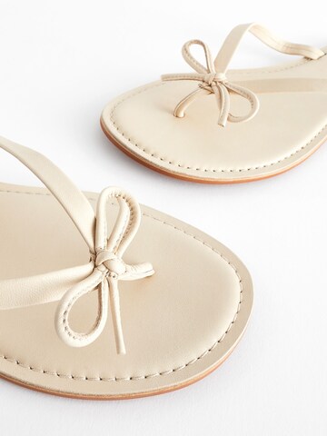 Next Ujjelválasztó-pántos szandál 'Forever Comfort®' - fehér