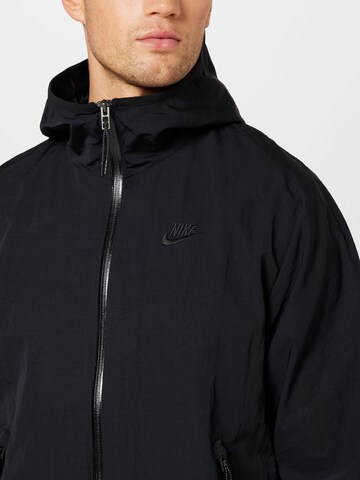 Nike Sportswear Overgangsjakke i sort