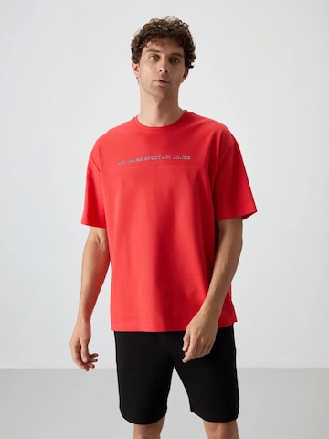 Tommy Life Shirt in Rood: voorkant