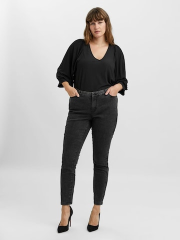 Vero Moda Curve Slimfit Farkkuleggingsit 'LUDY' värissä harmaa