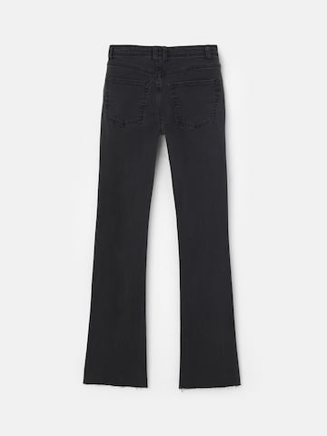 Pull&Bear Flared Jeans i svart