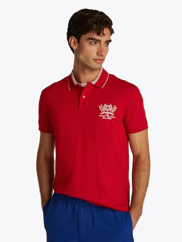 TOMMY HILFIGER Тениска в червено: отпред