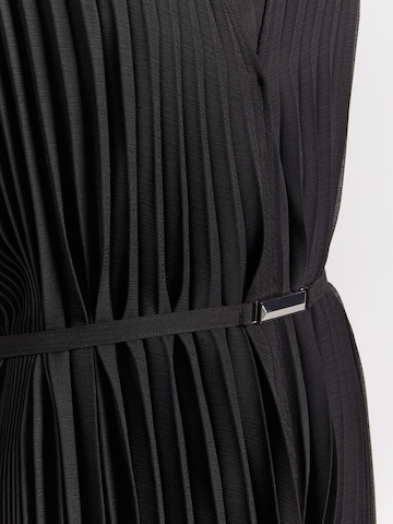 BOSS Koktejlové šaty – černá