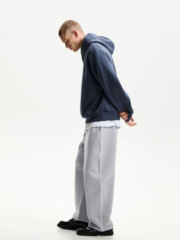 BershkaLoosefit Hlače - siva boja