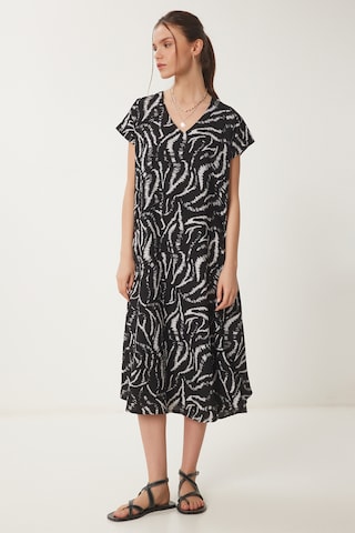 Happiness İstanbul Kleid in Schwarz