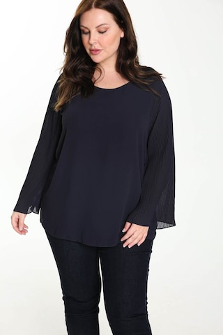 Paprika Blouse in Blue: front
