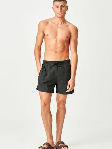 Shorts de bain ' Premium Badeshorts ' TEESHOPPEN en noir