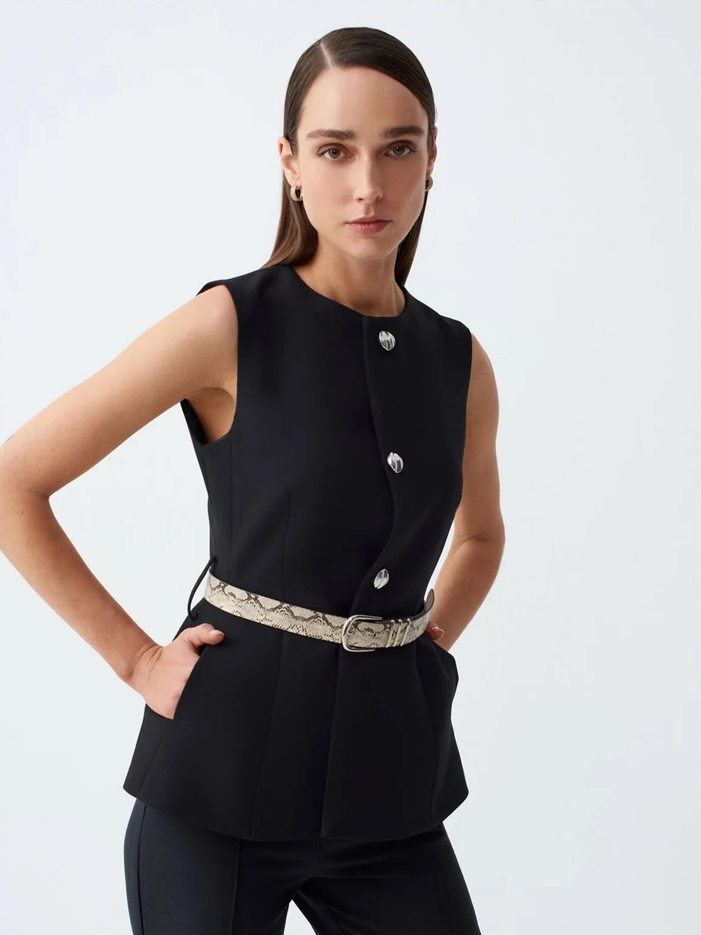 Dilvin Vest in Black: front