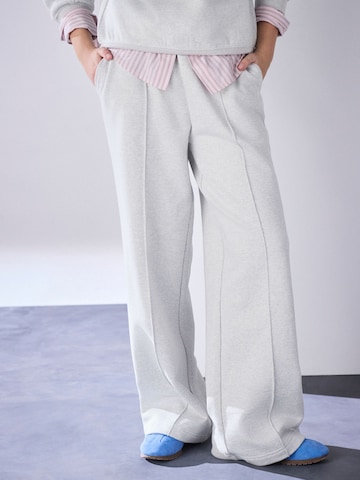 Next Wide leg Trousers in Grey: front