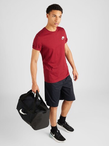 T-Shirt 'CLUB+' Nike Sportswear en rouge