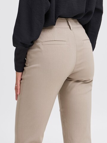 regular Pantaloni chino ' BYDIXI STRAIGHT PANTS' di b.young in beige