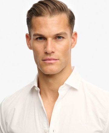 Fit confort Chemise Superdry en blanc