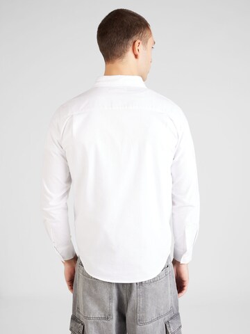 Coupe regular Chemise AÉROPOSTALE en blanc