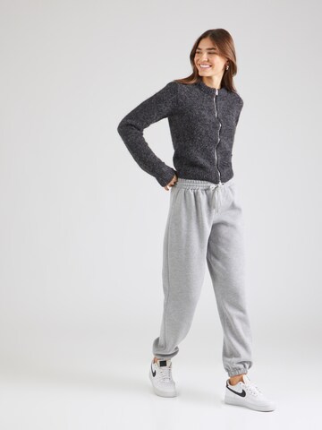 Tapered Pantaloni 'Laureen' di ABOUT YOU in grigio