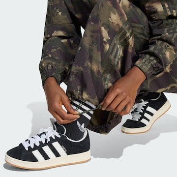 ADIDAS ORIGINALS - Tapered Pantalón 'Adilenium' en verde