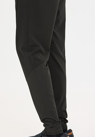 Virtus Tapered Sweathose 'Blag V3' in Schwarz