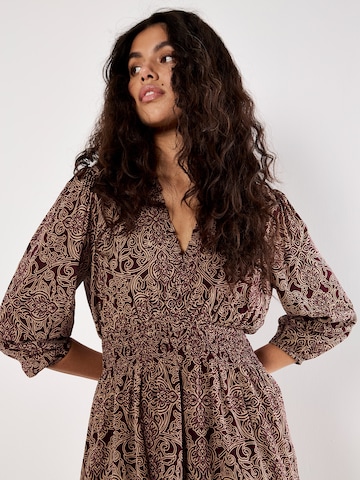 Robe Apricot en rouge