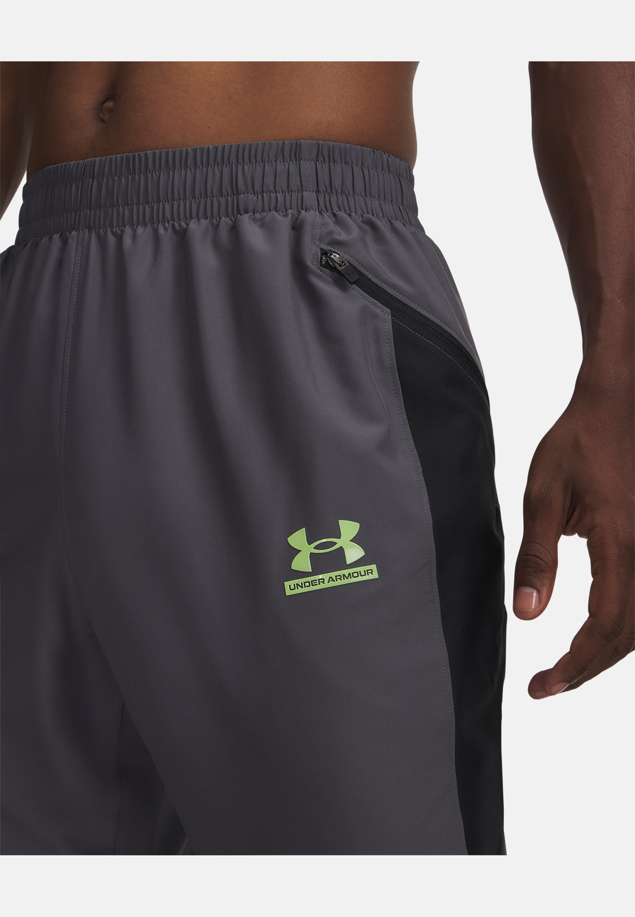 UNDER ARMOUR Tapered Sportbroek in Grijs