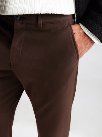 Coupe slim Pantalon chino 'SLHRobert' SELECTED en marron