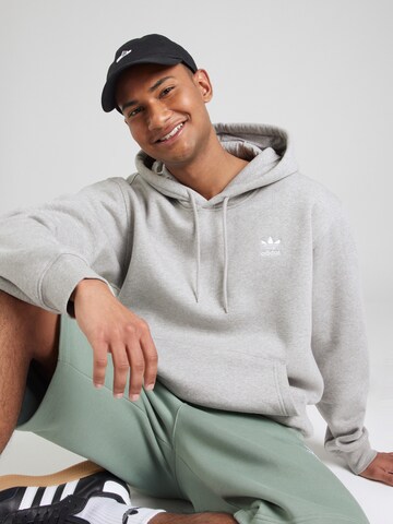 ADIDAS ORIGINALS Μπλούζα φούτερ 'ESS' σε γκρι: μπροστά