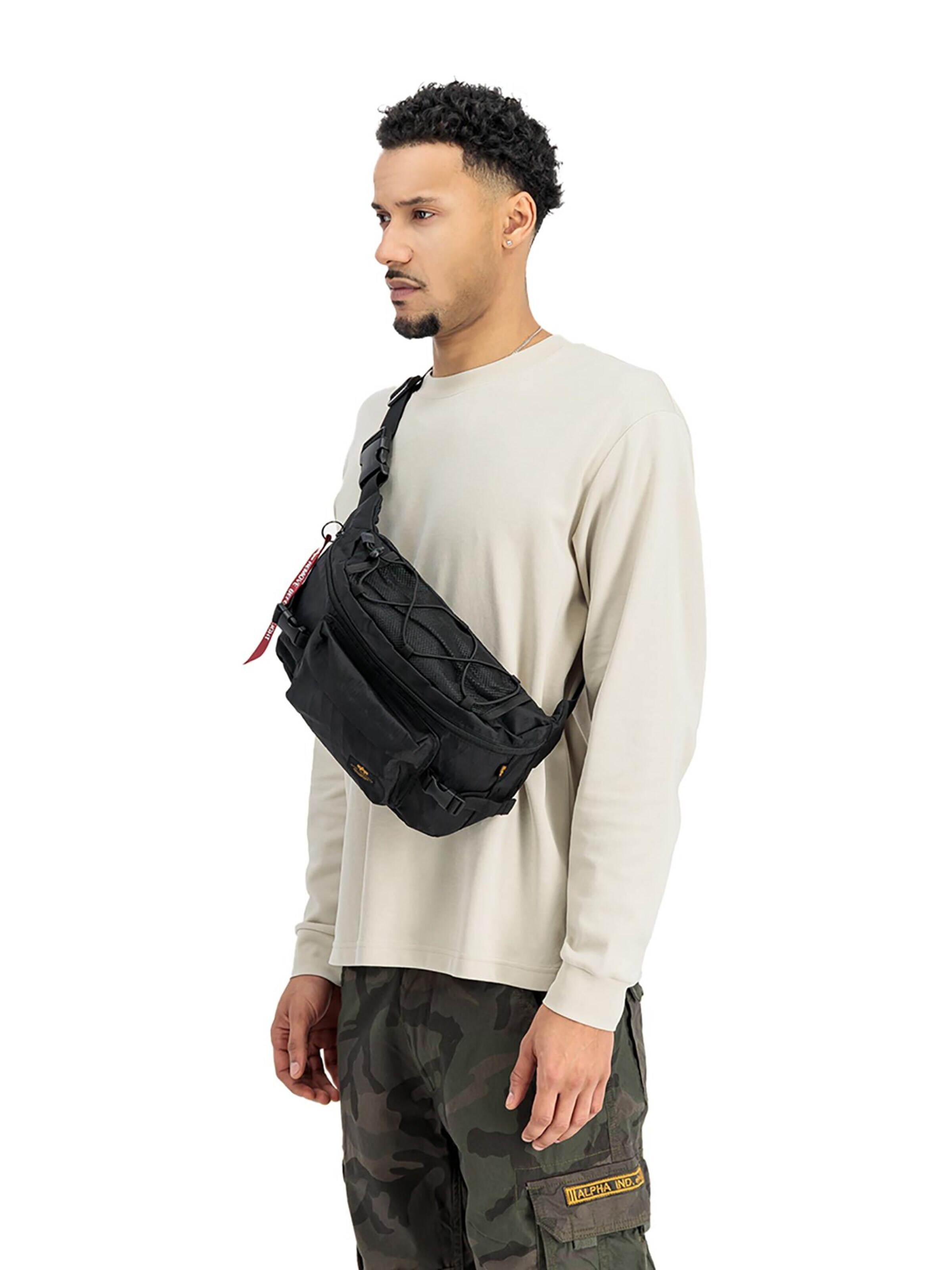 ALPHA INDUSTRIES Olkalaukku 'Combat' värissä musta