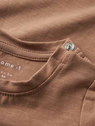NAME IT - Camiseta 'NBMFAKIR' en marrón