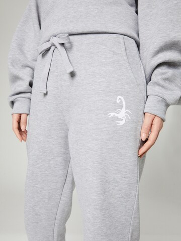 VIERVIER Tapered Sweatpants 'Lenja' in Grau