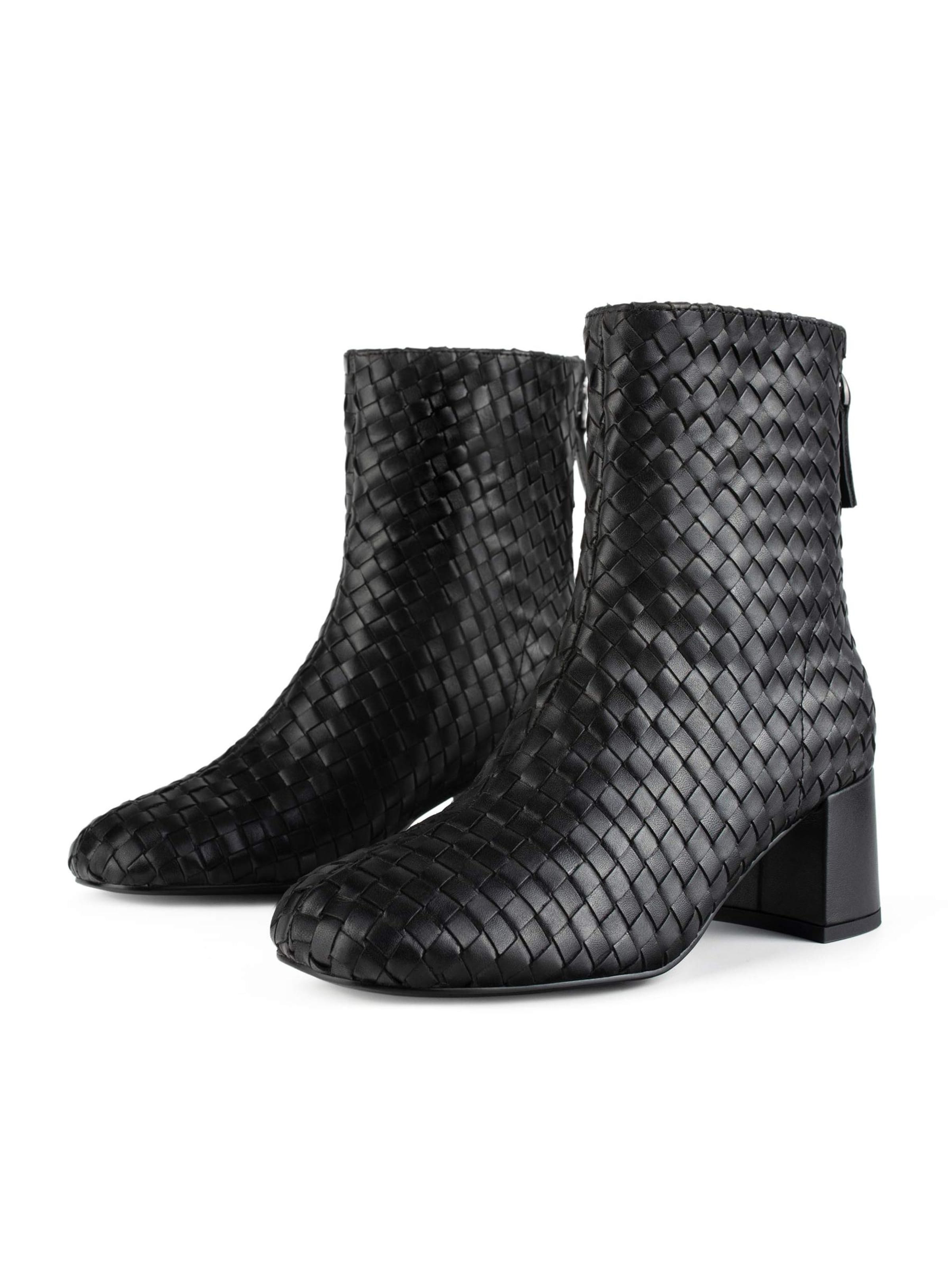 L37 HANDMADE SHOES Ankle Boots 'A LONELY PLACE TO BE' in Schwarz: Vorderseite