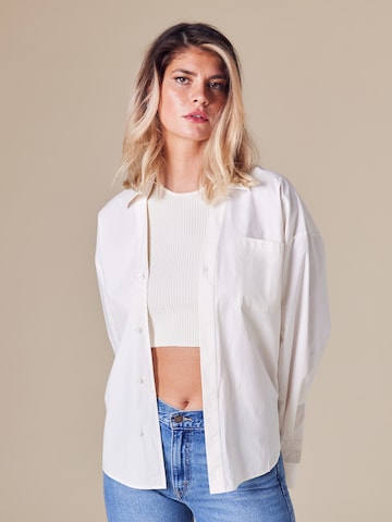 ABOUT YOU x Laura Giurcanu Blouse 'Alica' in Wit: voorkant