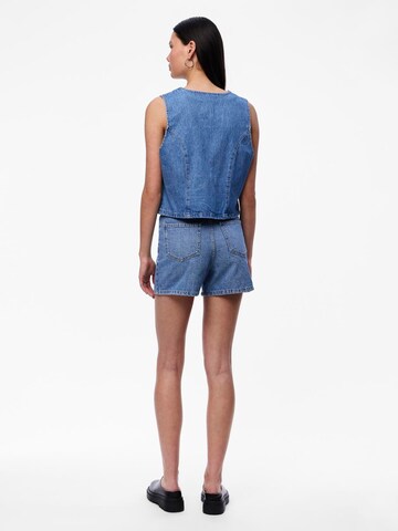 PIECES Regular Shorts 'SKY' in Blau