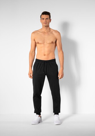 Tapered Pantaloni di s.Oliver in nero