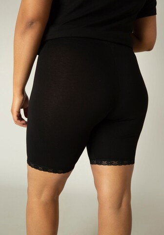 BASE LEVEL CURVY Skinny Shorts in Schwarz