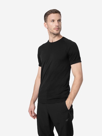 4F Функционална тениска в черно: отпред