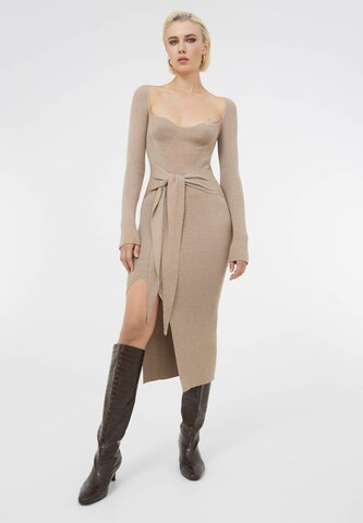 TOPTOP STUDIO Kleid in Beige: Vorderseite