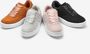 LASCANA Sneaker in Braun