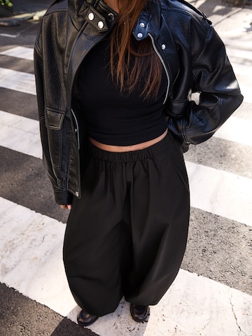 Bershka Tapered Housut värissä musta