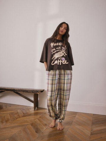 Next Pyjama in Bruin: voorkant