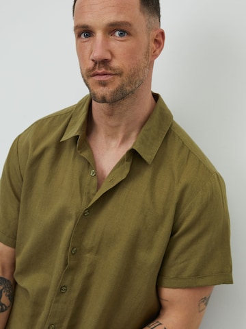 DAN FOX APPAREL جينز مضبوط قميص 'Logan' بلون أخضر
