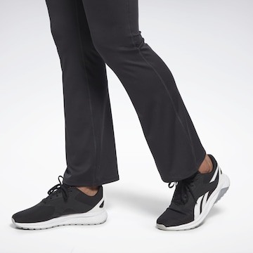 Reebok Bootcut Sporthose in Schwarz