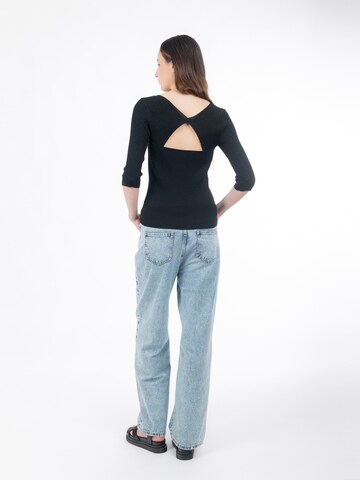 juoda Influencer Megztinis