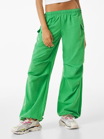 Bershka Wide leg Trousers in Green: front